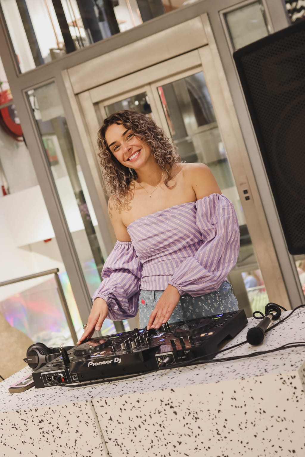 Livemuziek in-store DJ Hazel